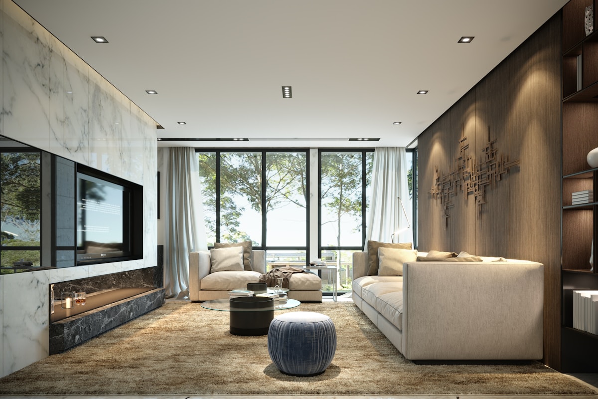 Penthouse v Praze 1 — Staré Město, prostorný obývací pokoj s panoramatickými okny